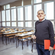 Aftrek scholingsuitgaven onbevoegde docent op leeftijd