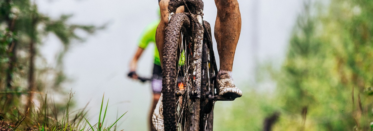 Professioneel mountainbiker in loondienst