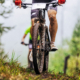 Professioneel mountainbiker in loondienst