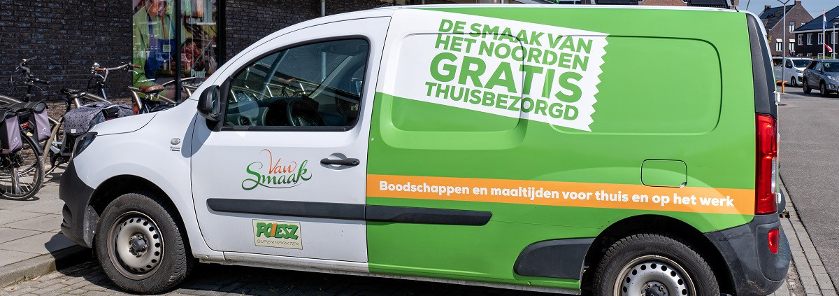 Bestelauto met opgeplakte zijruiten